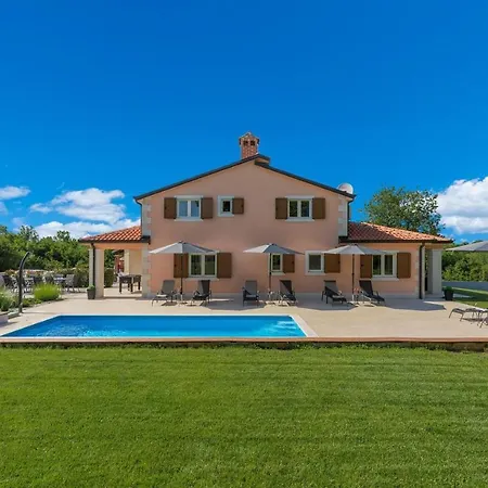 Vila Karmen *
