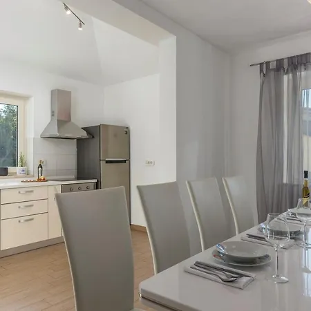 Karmen Villa Zikovici